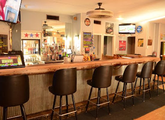 indiana/versailles-state-park/bar/benny-s-bar-grill