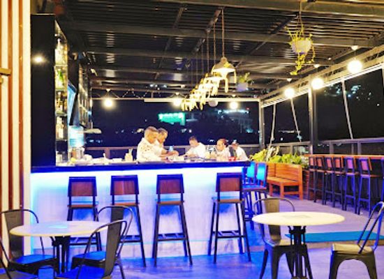 indonesia/papua/bar/the-roof-bar-and-lounge-front-one-hotel-jayapura
