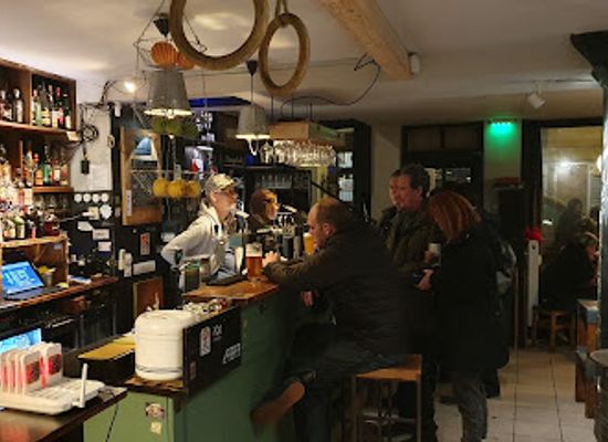 hungary/csallokoz/bar/fekete-kutya