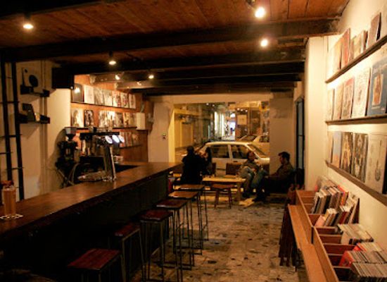 israel/tel-aviv/neve-tzedek/bar/uganda-bar