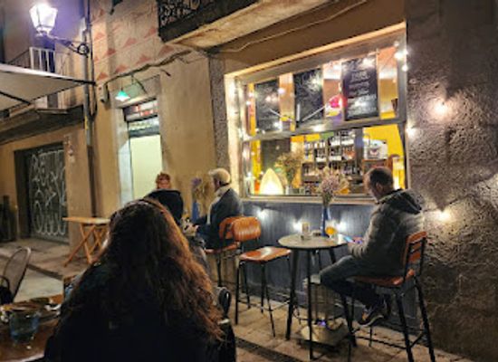 spain/girona/eixample/bar/la-garrina-natural-wine-restaurante-solo-el-amor-salvara-el-mundo