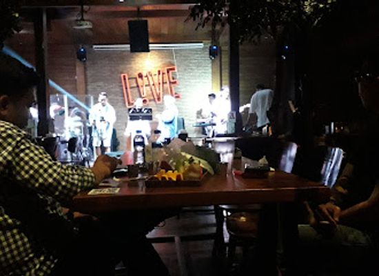indonesia/south-sulawesi/bar/hw-helen-s-live-bar-makassar