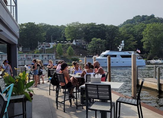 michigan/saugatuck/bar/the-barge