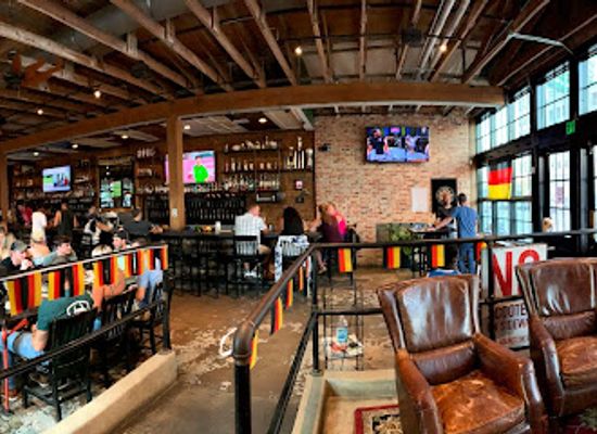 texas/north-texas/bar/dot-s-hop-house-cocktail-courtyard