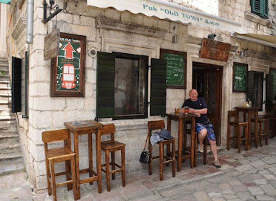 montenegro/kotor/bar/pub-old-town-kotor