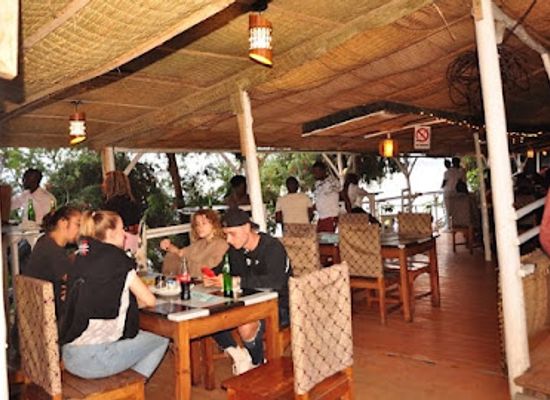 rwanda/gisenyi/bar/lakeside-bar-beach-restaurant