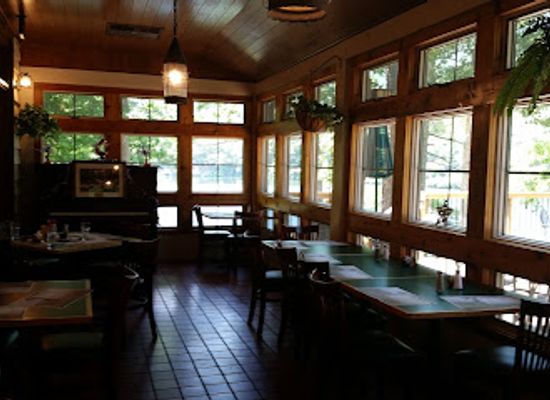 virginia/shenandoah-valley/bar/douthat-lakeview-camp-store-and-grill