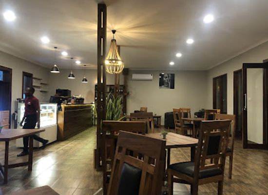 tanzania/kilimanjaro-region/bar/blossoms-cafe-wine-bar