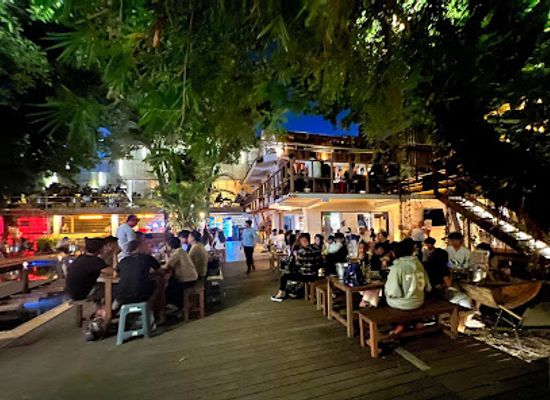cambodia/phnom-penh/chamkar-mon/bar/the-woods