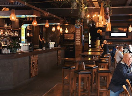 new-zealand/queenstown/bar/pub-on-wharf