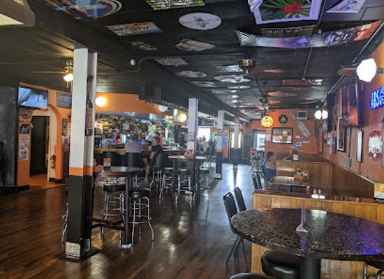 new-york/watkins-glen/bar/landons-pub-pizza