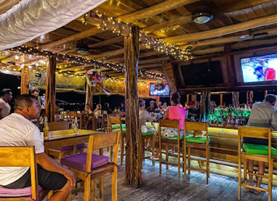 belize/ambergris-caye/bar/crocs-sunset-sports-bar