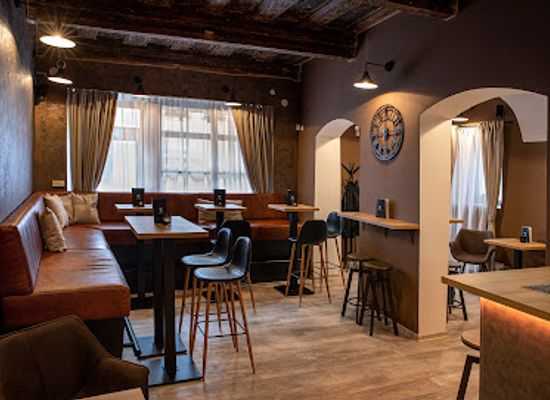czechia/czech-moravian-highlands/bar/black-wall-caffe-cocktail-bar