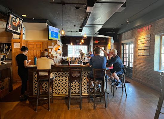 connecticut/ski-sundown/bar/red-rock-tavern
