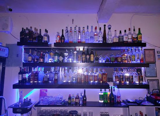 turks-and-caicos-islands/providenciales/bar/snake-hill-bar-lounge