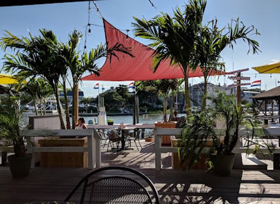 delaware/cape-henlopen-state-park/bar/lefty-s-alley-eats