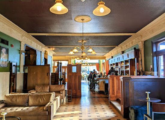 kansas/manhattan/bar/arrow-cocktail-lounge