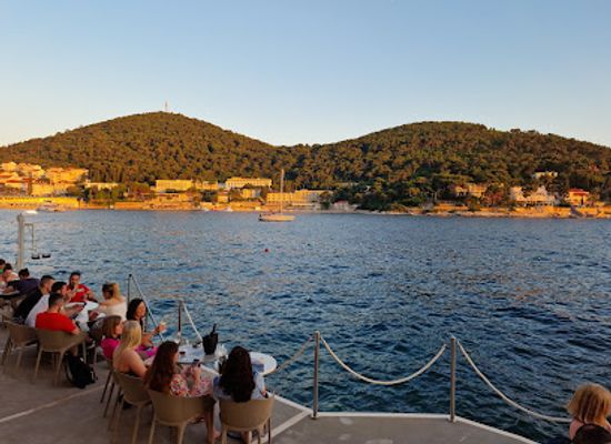 croatia/dubrovnik/lapad/bar/cave-bar-more