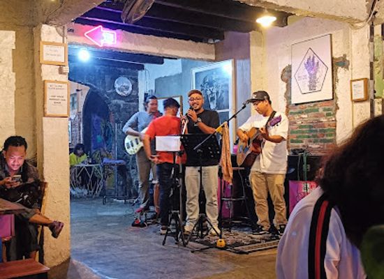 indonesia/yogyakarta/kotagede/bar/till-drop-bar-resto-prawirotamanos