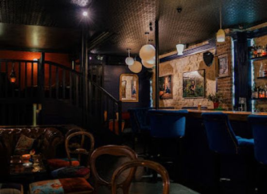 france/paris/bar/little-red-door