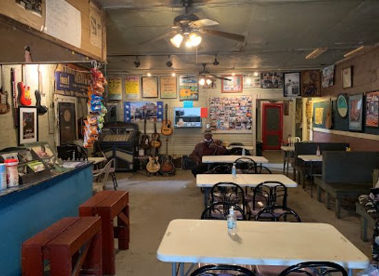 mississippi/the-black-prairie/bar/blue-front-cafe