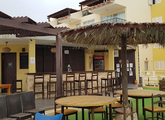 cabo-verde/praia-de-santa-monica/bar/elcibar