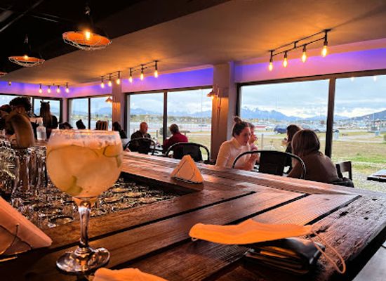argentina/ushuaia/bar/jeremy-button-gin-bar