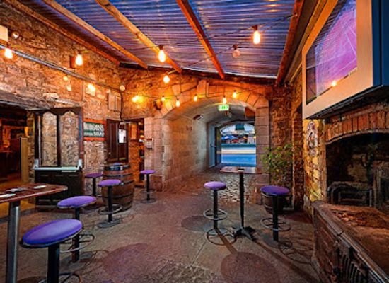 ireland/ennis/bar/cruises-bar-restaurant