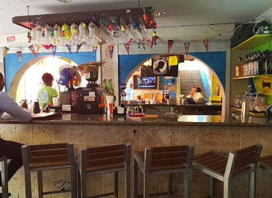 the-bahamas/acklins/bar/the-bearded-clam-sports-bar-restaurant