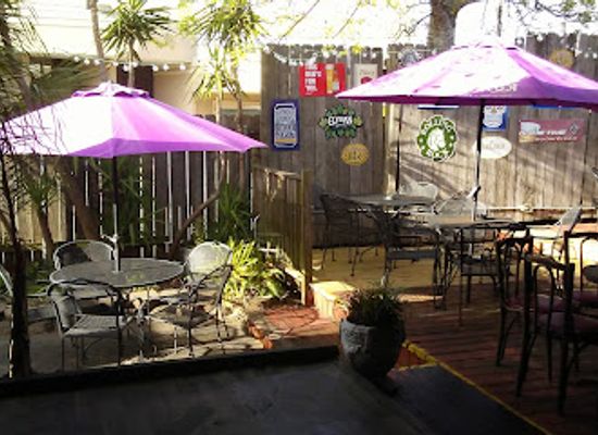 louisiana/lake-pontchartrain/bar/the-four-seasons-den-patio-bar