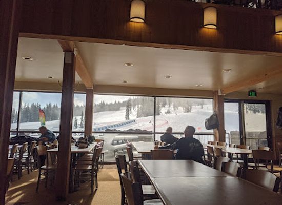 oregon/cascade-mountains/bar/west-village-lodge