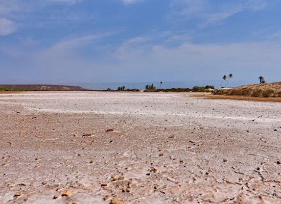 cabo-verde/praia-do-curral-velho/bar/salinas-de-curral-velho