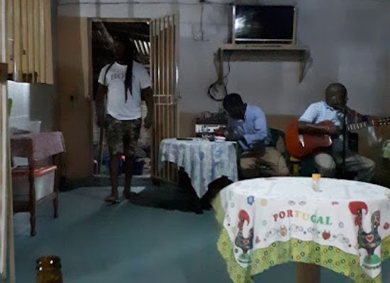 guinea-bissau/quinara-region/bar/contentor-do-zema-bar-metro-lavapies