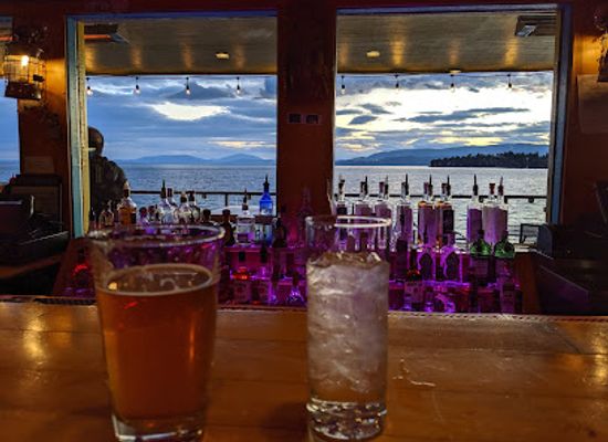 montana/flathead-lake/bar/the-raven