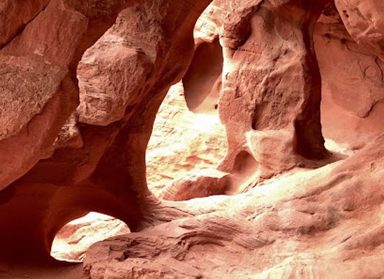 nevada/valley-of-fire-state-park/bar/fire-cave-windstone-arch