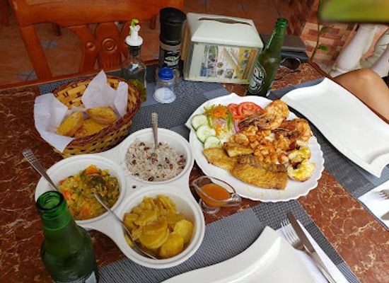 panama/pearl-islands/bar/restaurante-clarita