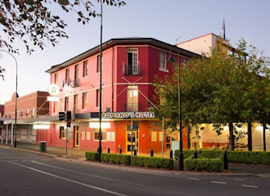 australia/riverina/bar/romano-s-hotel