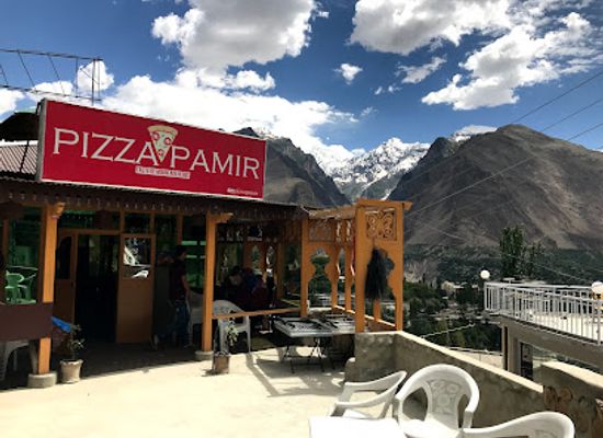pakistan/hunza-valley/bar/pizza-pamir