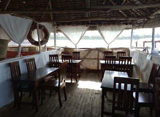 kenya/lamu-island/bar/floating-bar-restaurant-lamu