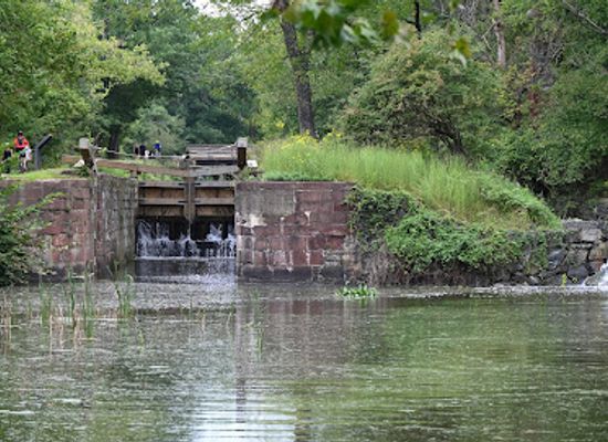 maryland/capital-region/bar/c-o-canal-lock-16