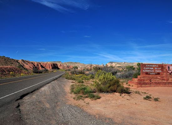 utah/capitol-reef-national-park/bar/capitol-reef-sign-orientation-pullout