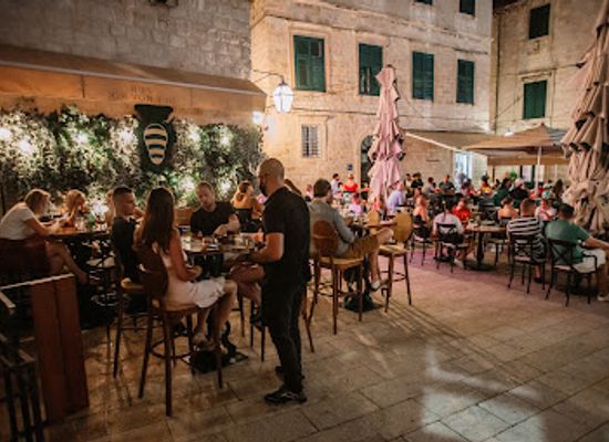 croatia/dubrovnik/old-town/bar/pub-dubrovnik