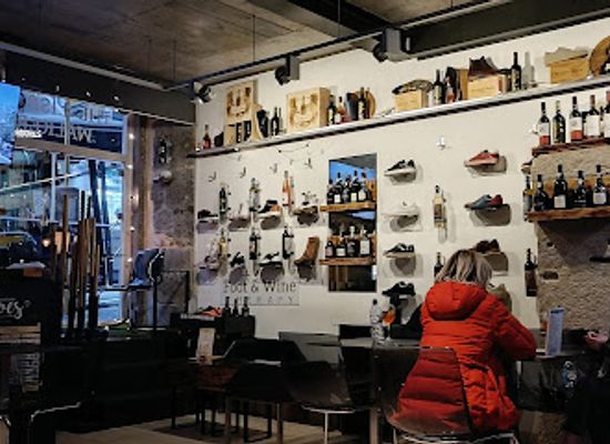 portugal/lisbon/alfama/bar/shoes-n-booze-bar