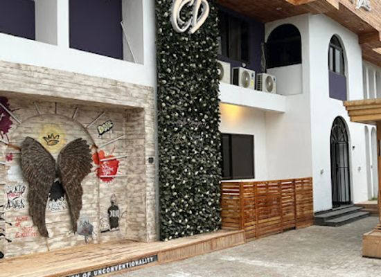 ghana/accra/labone/bar/crazy-daisies-the-courtyard