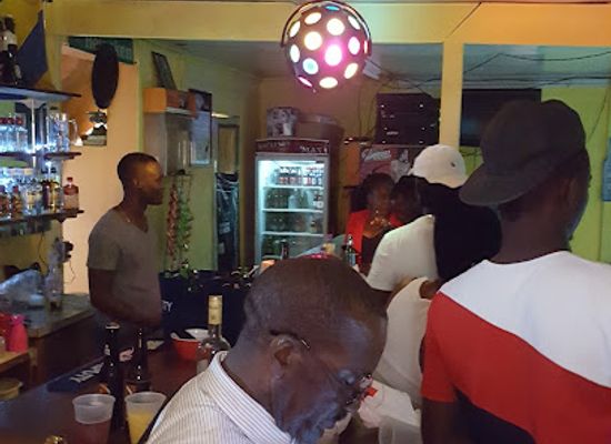 barbados/saint-michael/bar/red-wood-lounge-and-bar