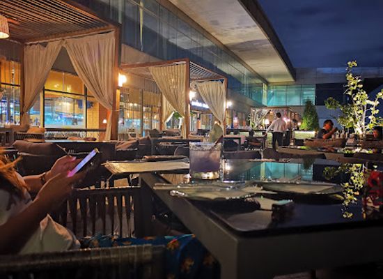 philippines/manila/bar/white-moon-bar