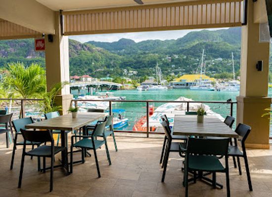 seychelles/ile-moyenne/bar/semi-sub-pub-cafe