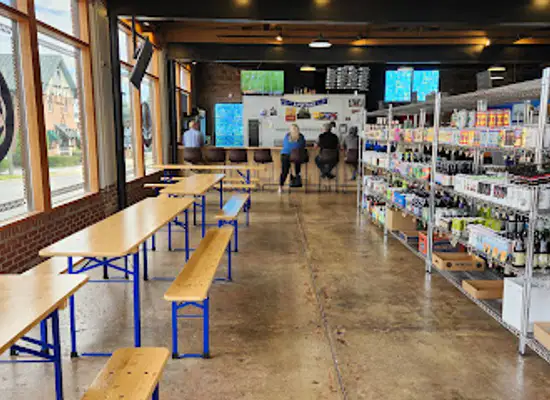 north-carolina/hendersonville/bar/the-blue-door-bottleshop-beer-hall