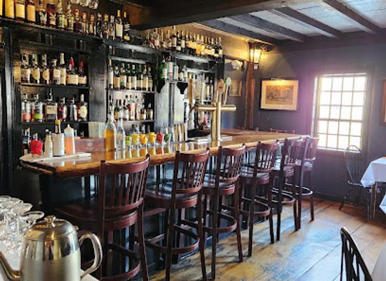 rhode-island/beavertail-state-park/bar/white-horse-tavern