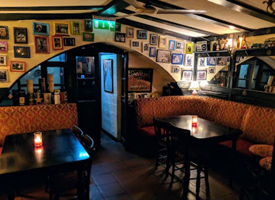 cyprus/larnaca/bar/the-tudor-inn-bar-restaurant